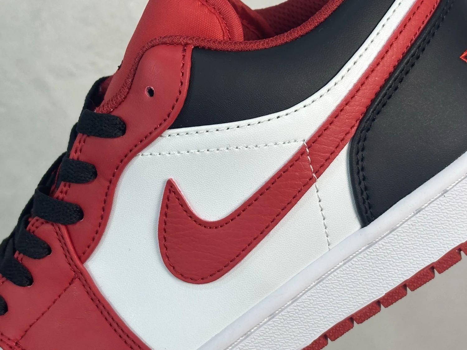 Air Jordan Low – Chicago Red Edition