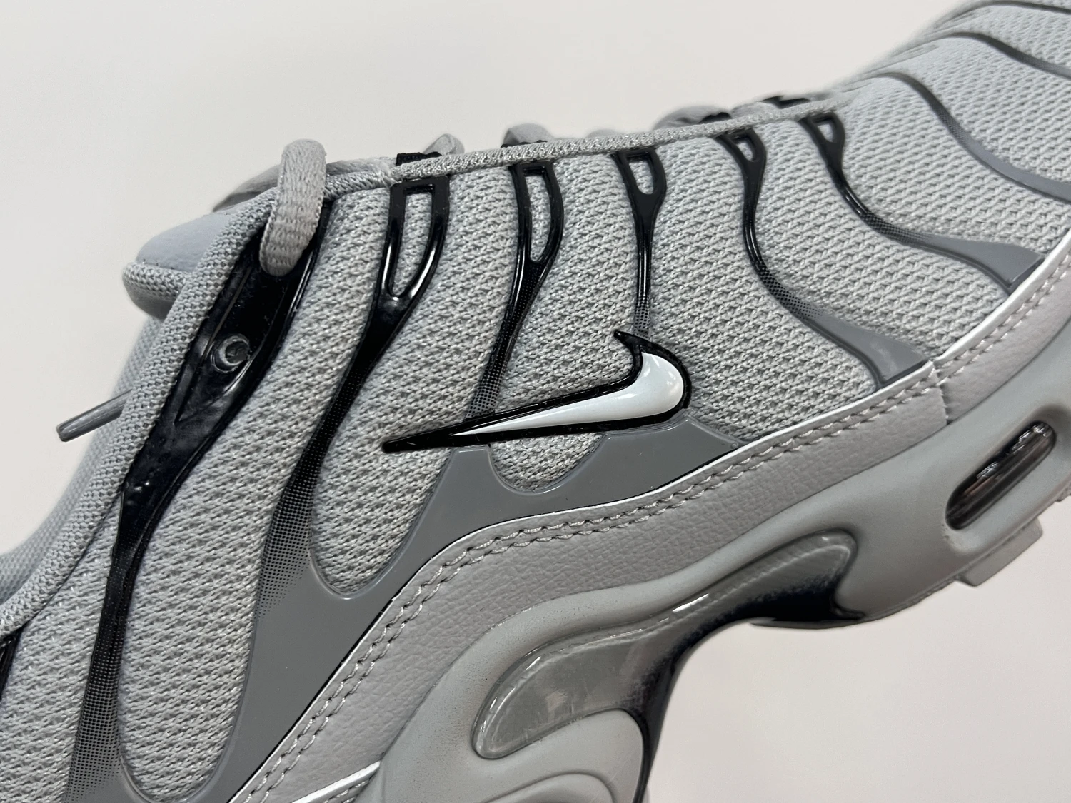 Nike Air Max Plus TN – Wolf Grey & Black