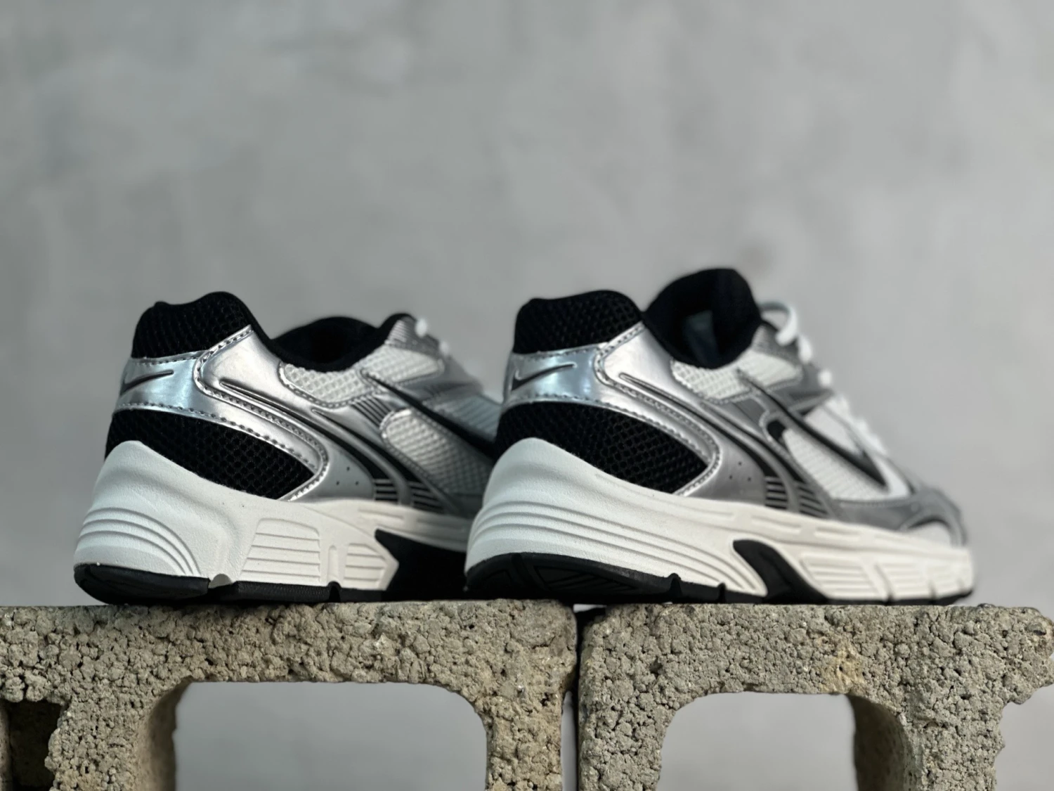 Nike Vomero 20 Sneakers – White, Silver & Black