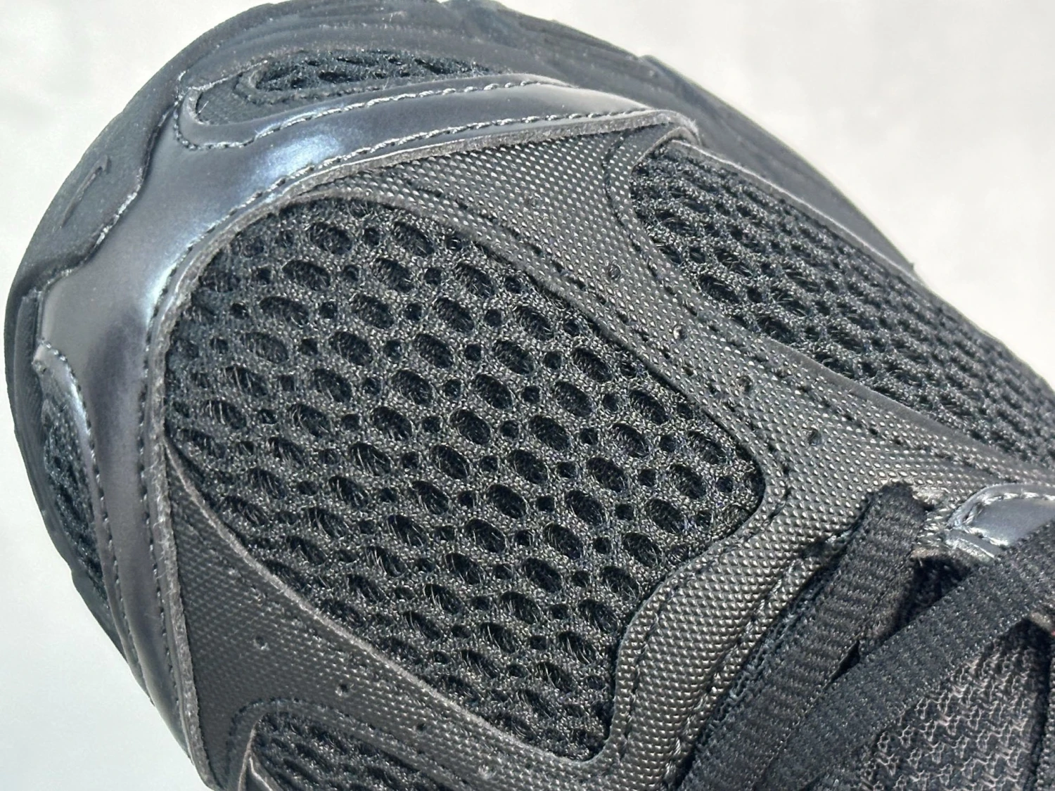 Nike Air Max Moto 2K – Triple Black & Hyper Pink