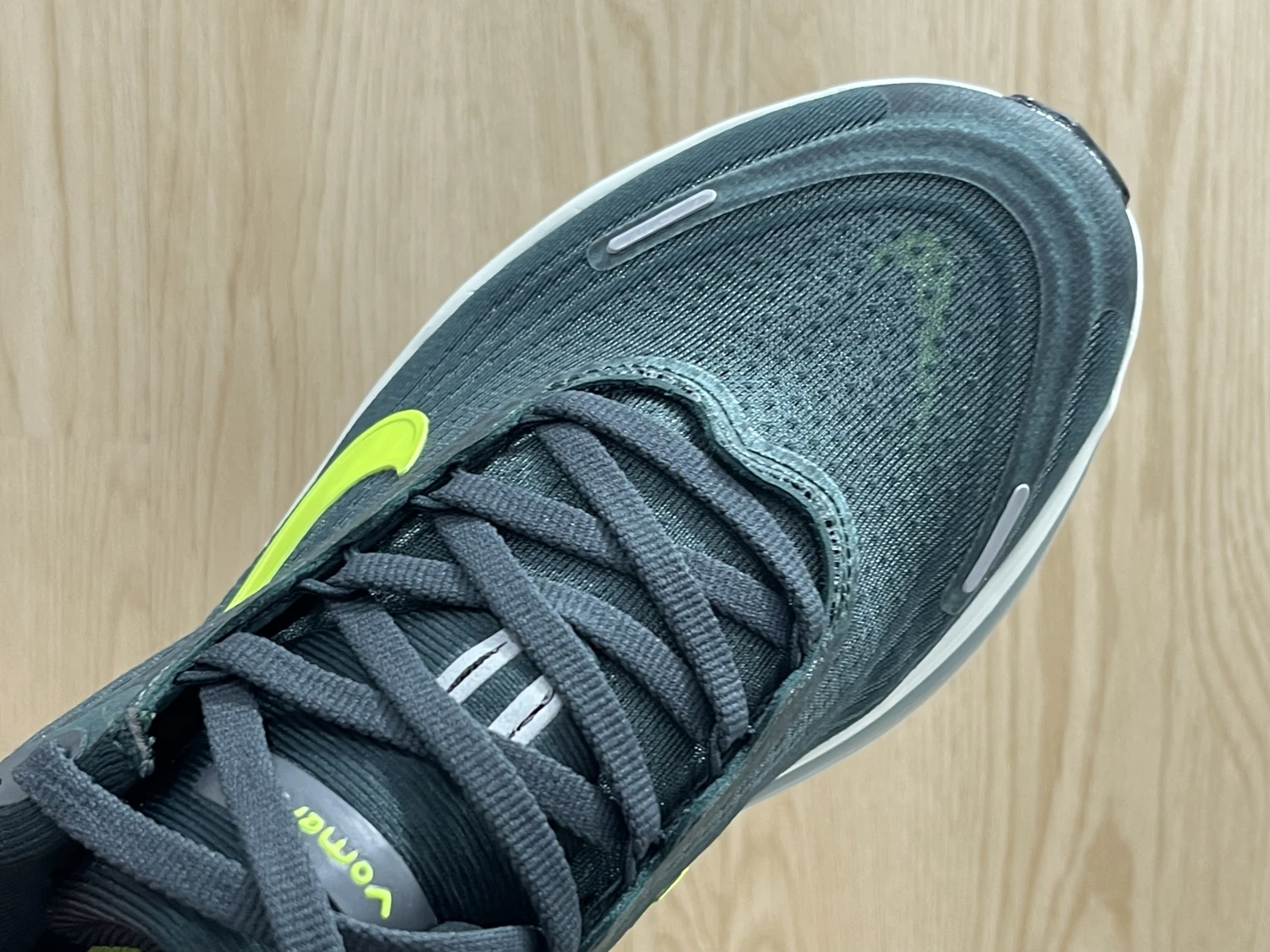 Nike Run Vomero Plus – Dark Grey / Volt Yellow / White