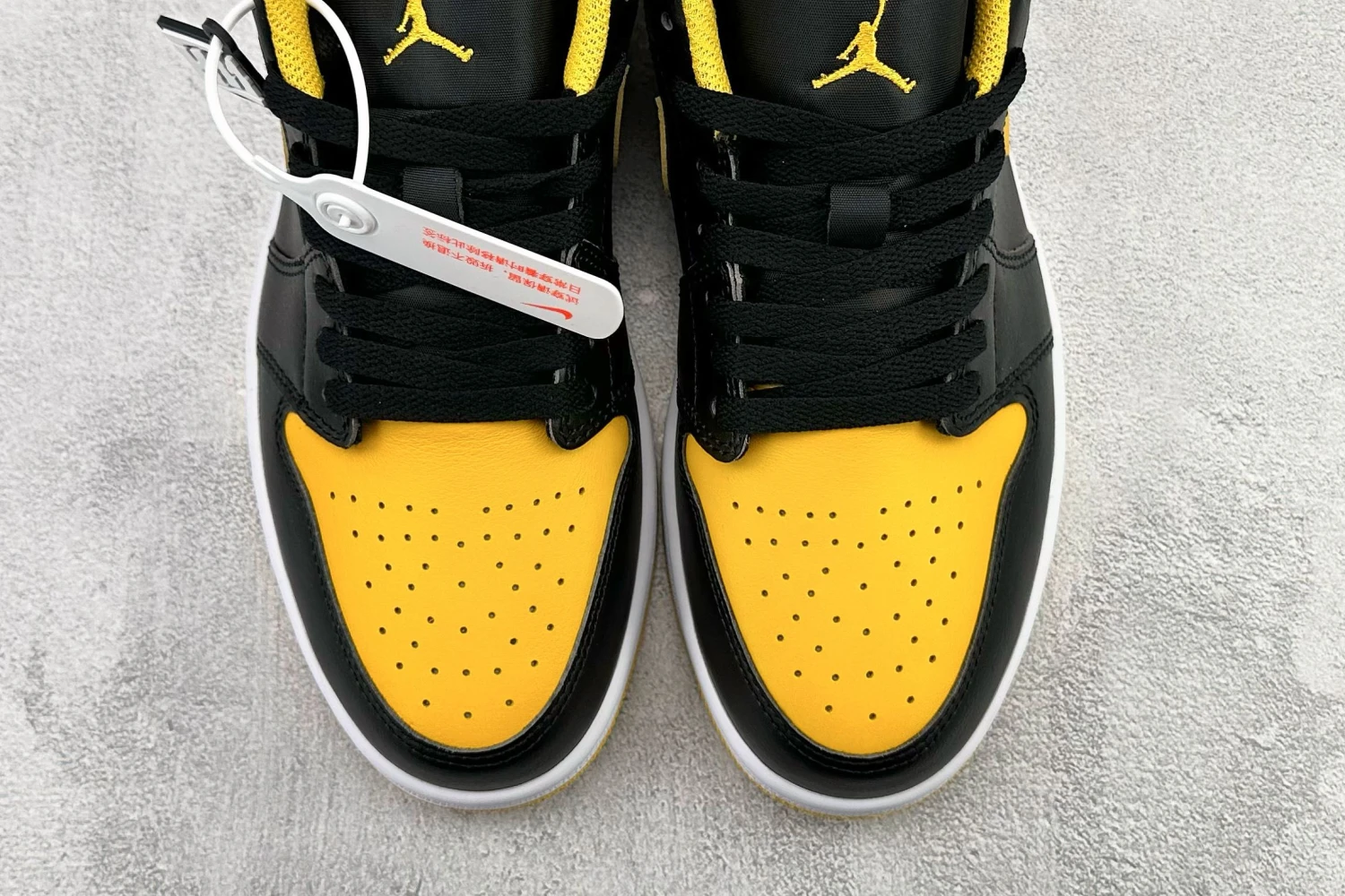 Jordan Low Sneaker – Black & Yellow