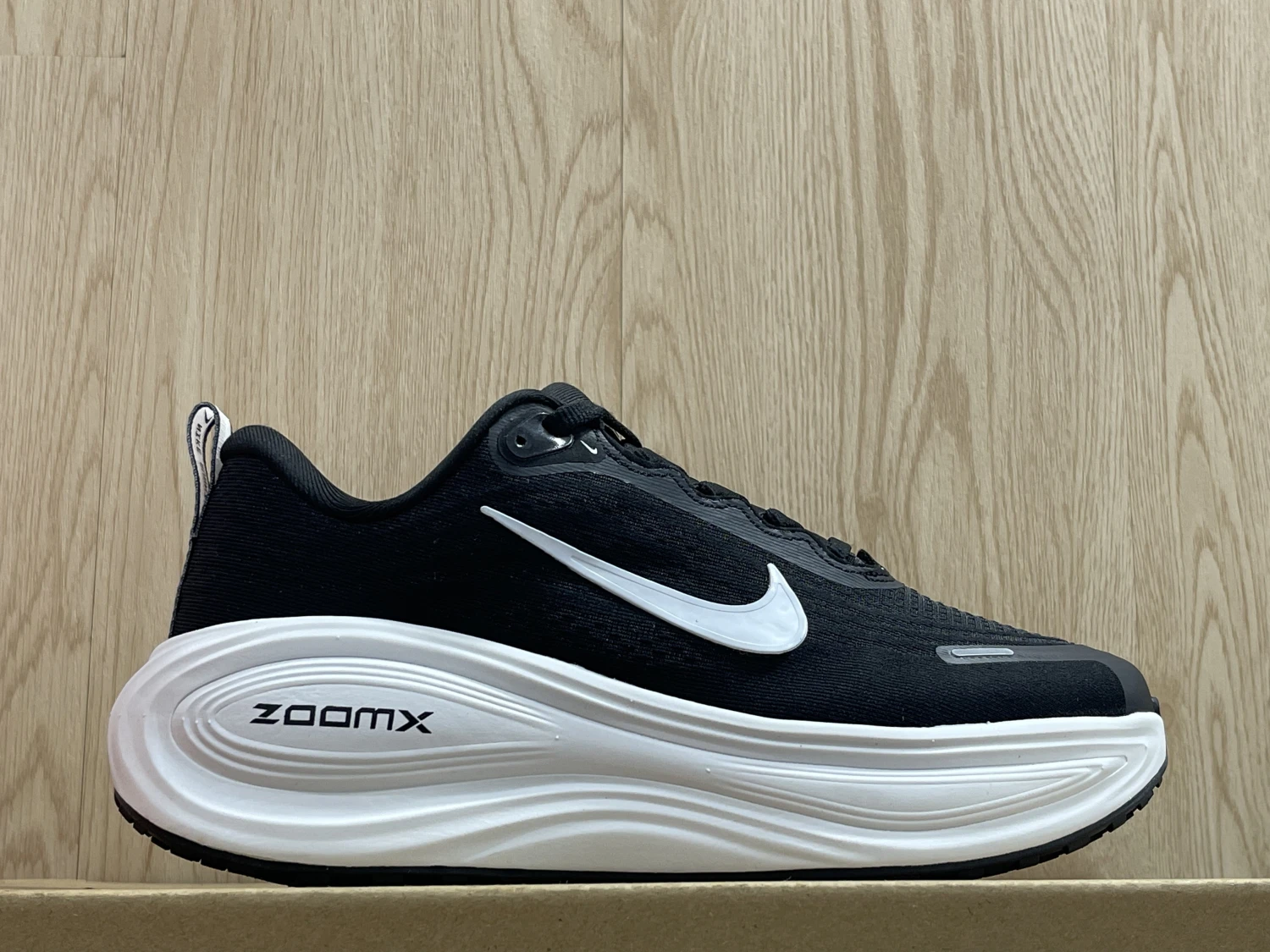 Nike Run Vomero Plus – Black / White