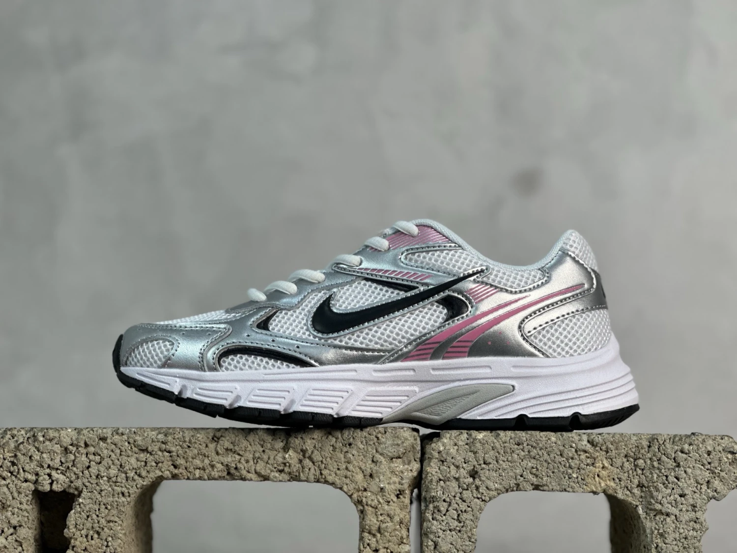 Nike Vomero 20 Running Shoes – White, Pink & Silver