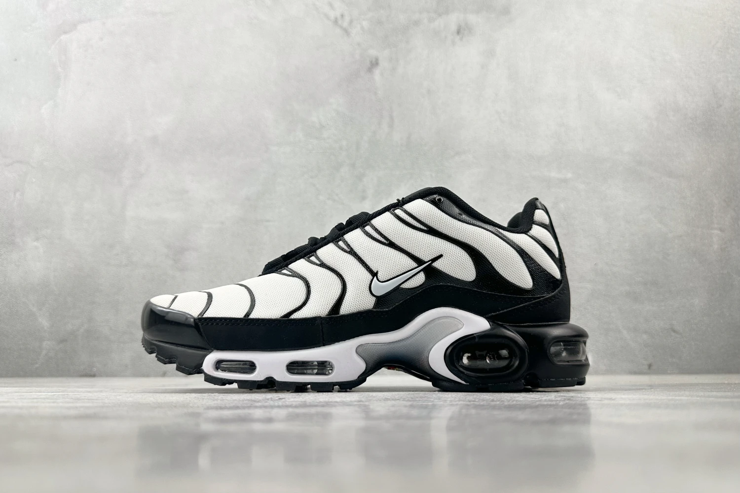 Nike Air Max Plus TN – White / Black