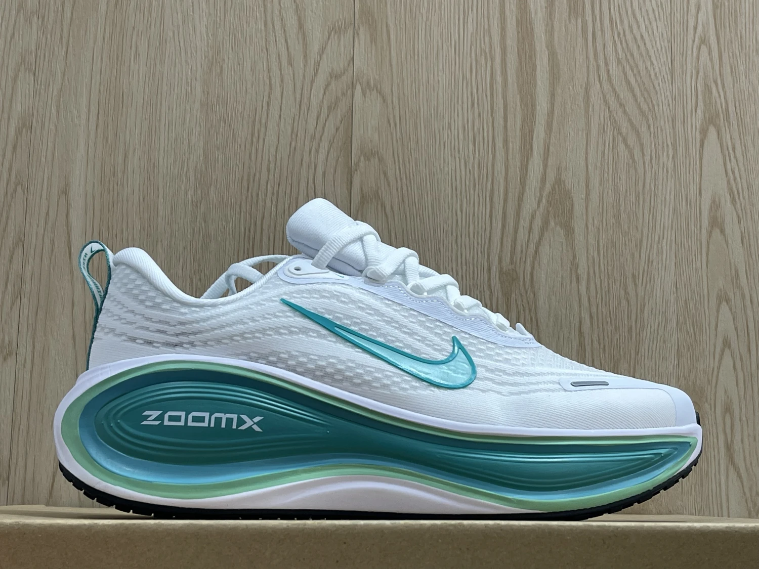 Nike Run Vomero Plus – White / Aqua Teal