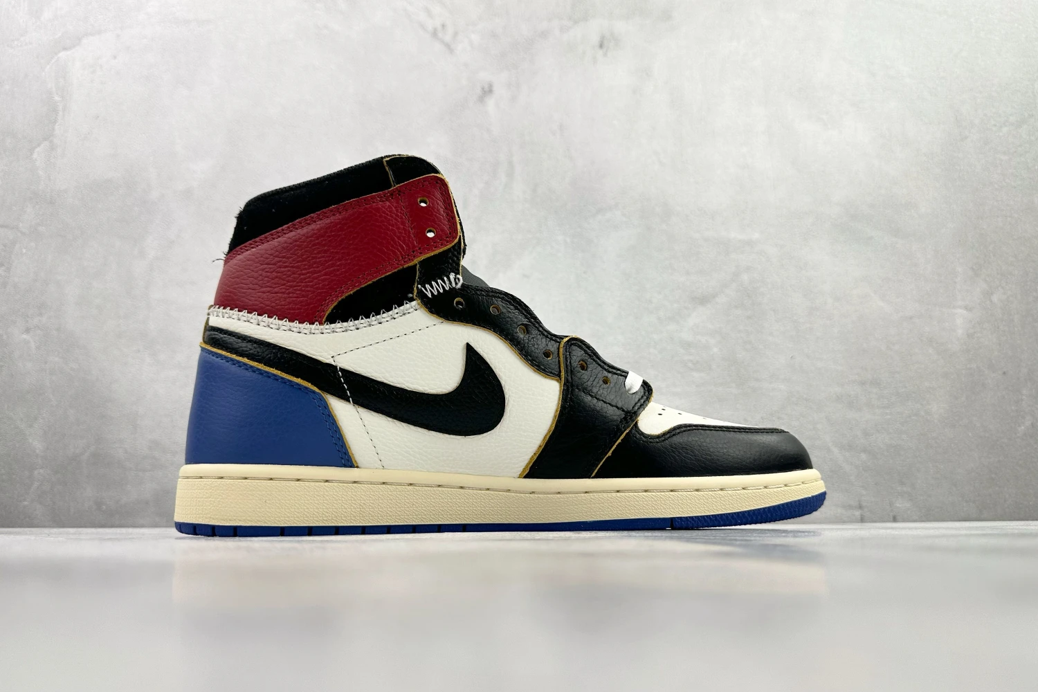 Nike Air Jordan 1 High Black Gold Sneaker