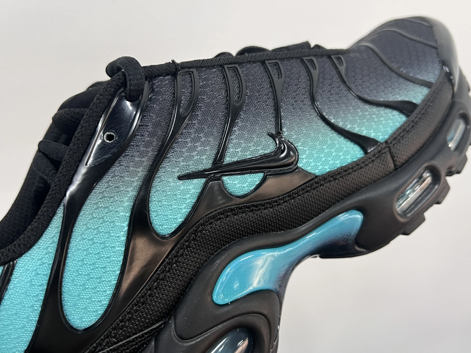 Nike Air Max Plus TN – Black & Aqua Blue