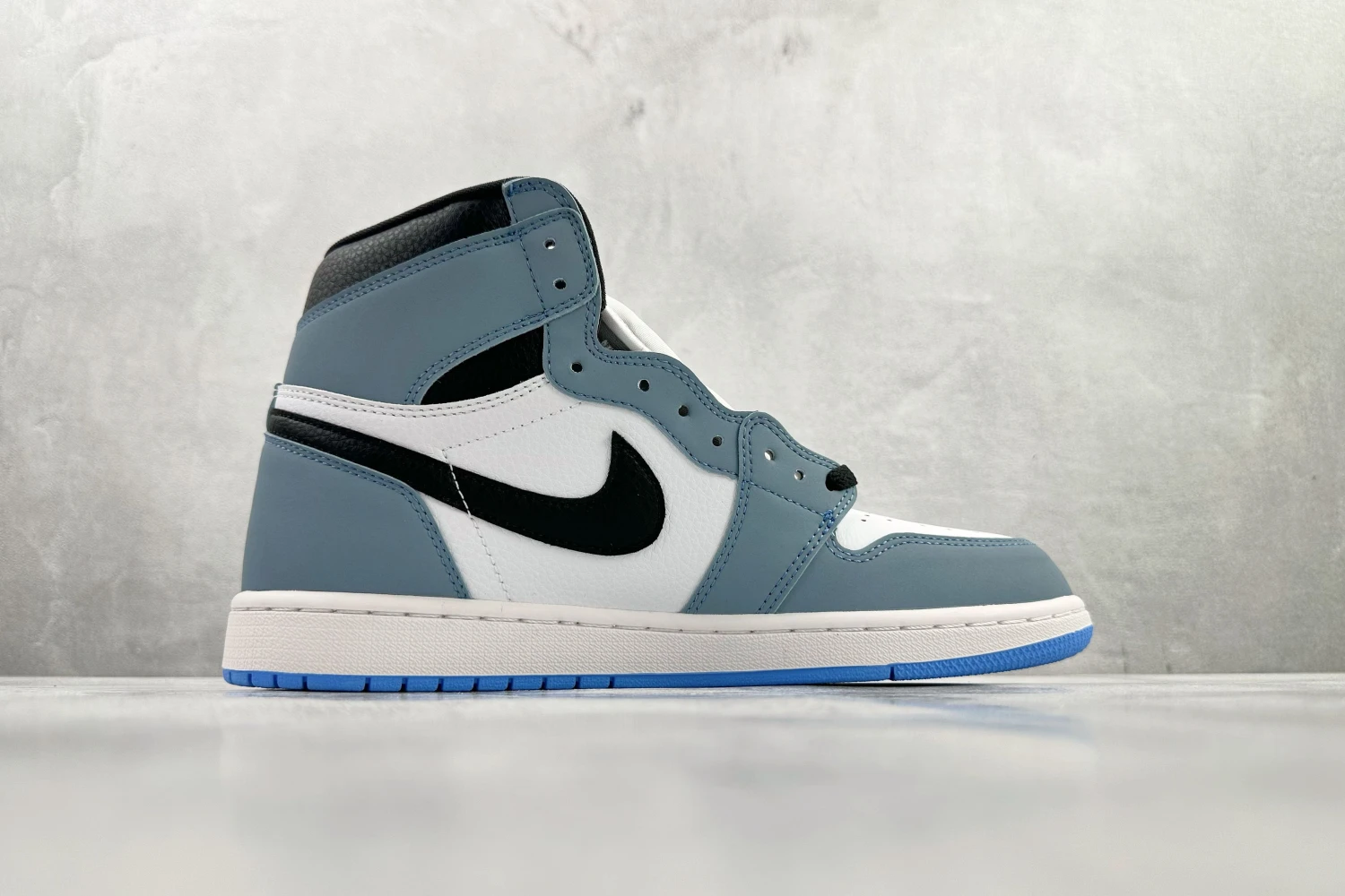 Air Jordan 1 High OG University Blue Sneaker