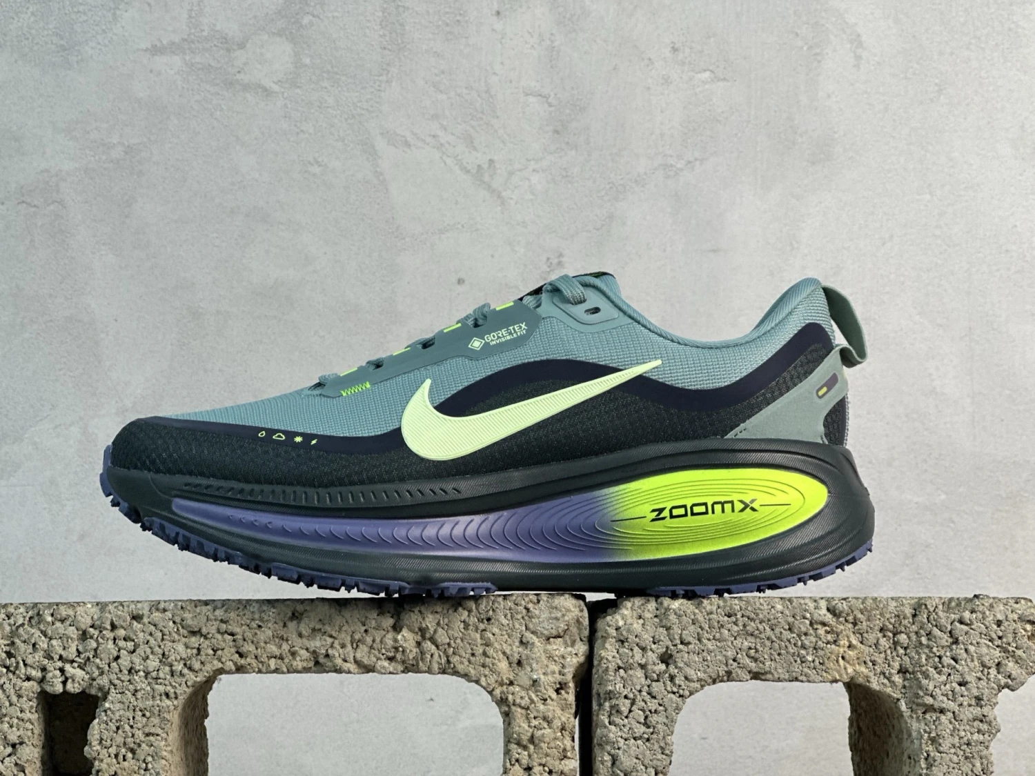 Nike Vomero 18 GORE-TEX – Cool Grey, Volt & Black