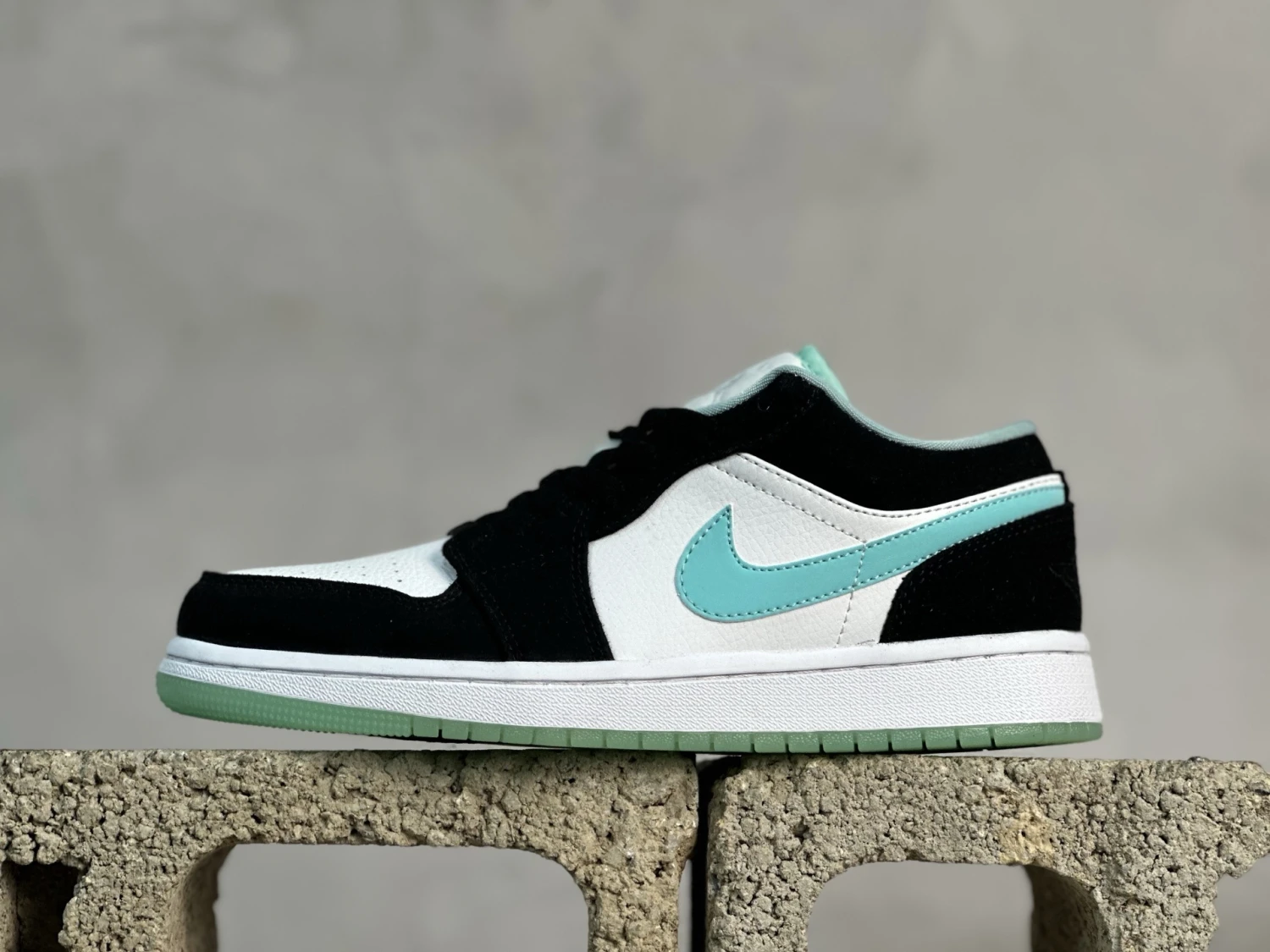 Air Jordan Low – Mint White Black Edition