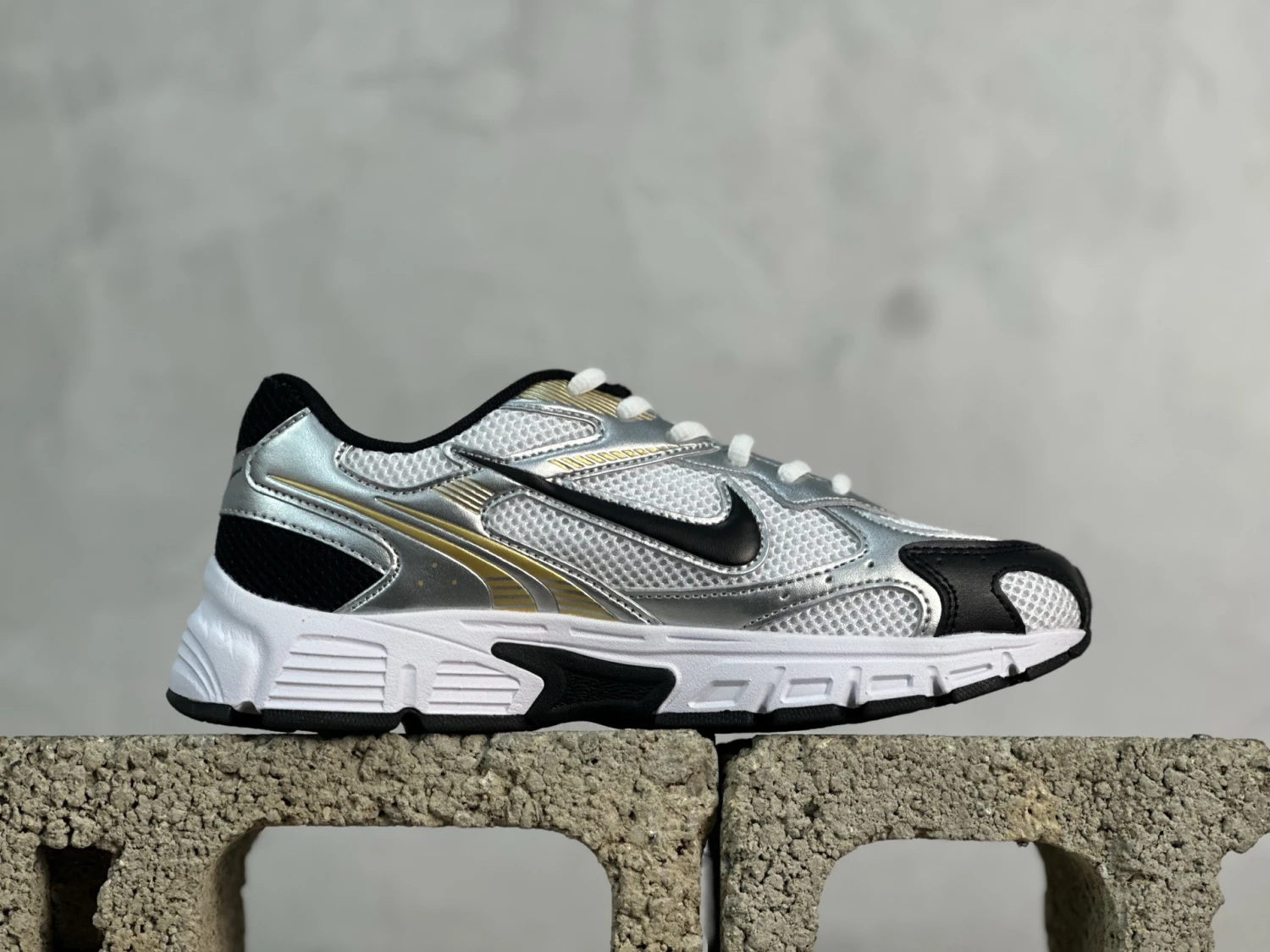 Nike Vomero 20 Sneakers – White, Silver & Black