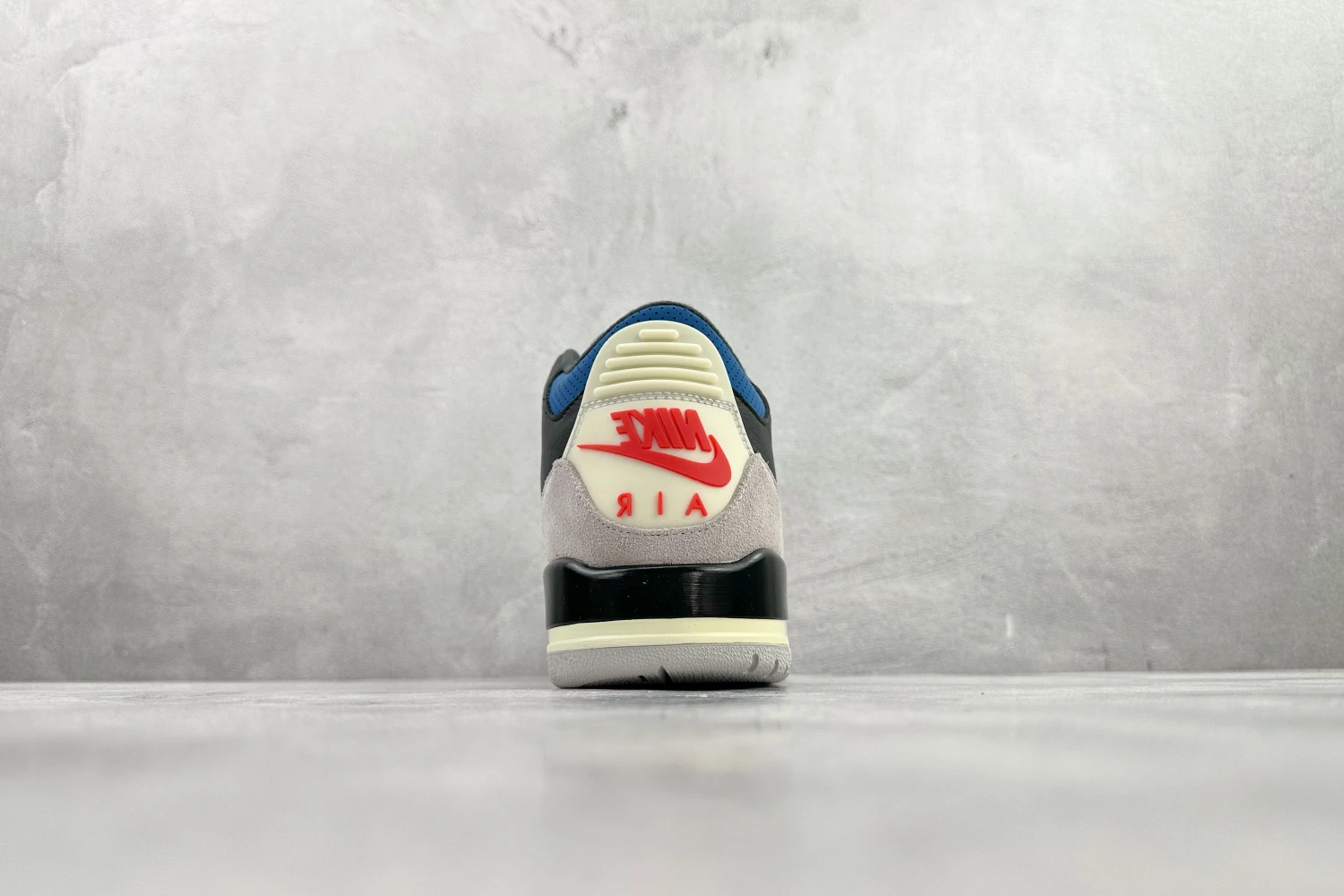 Air Jordan Retro – Black, Cement Grey & Varsity Red Sneakers