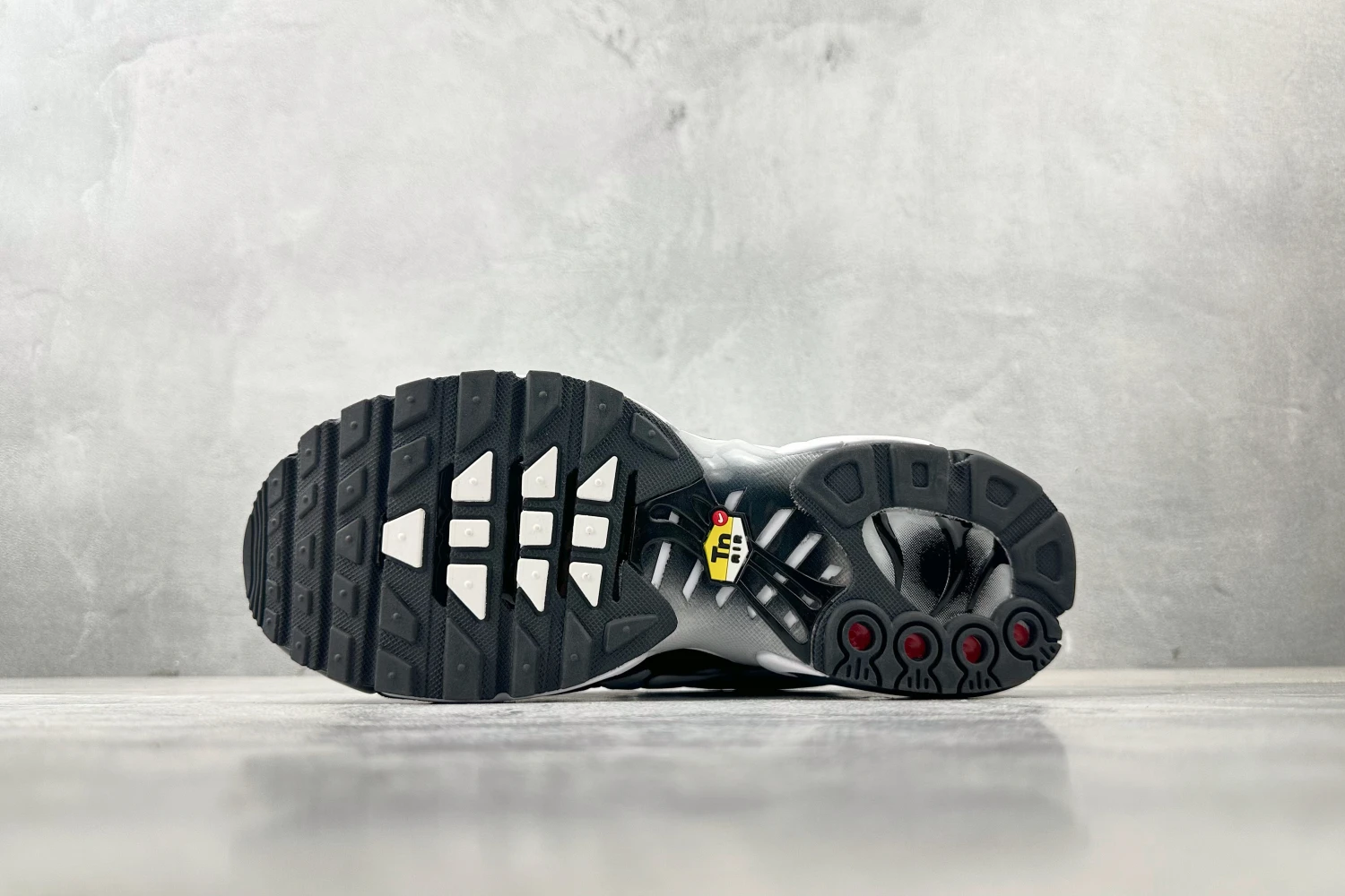 Nike Air Max Plus TN Silver Black Gradient Running Sneakers