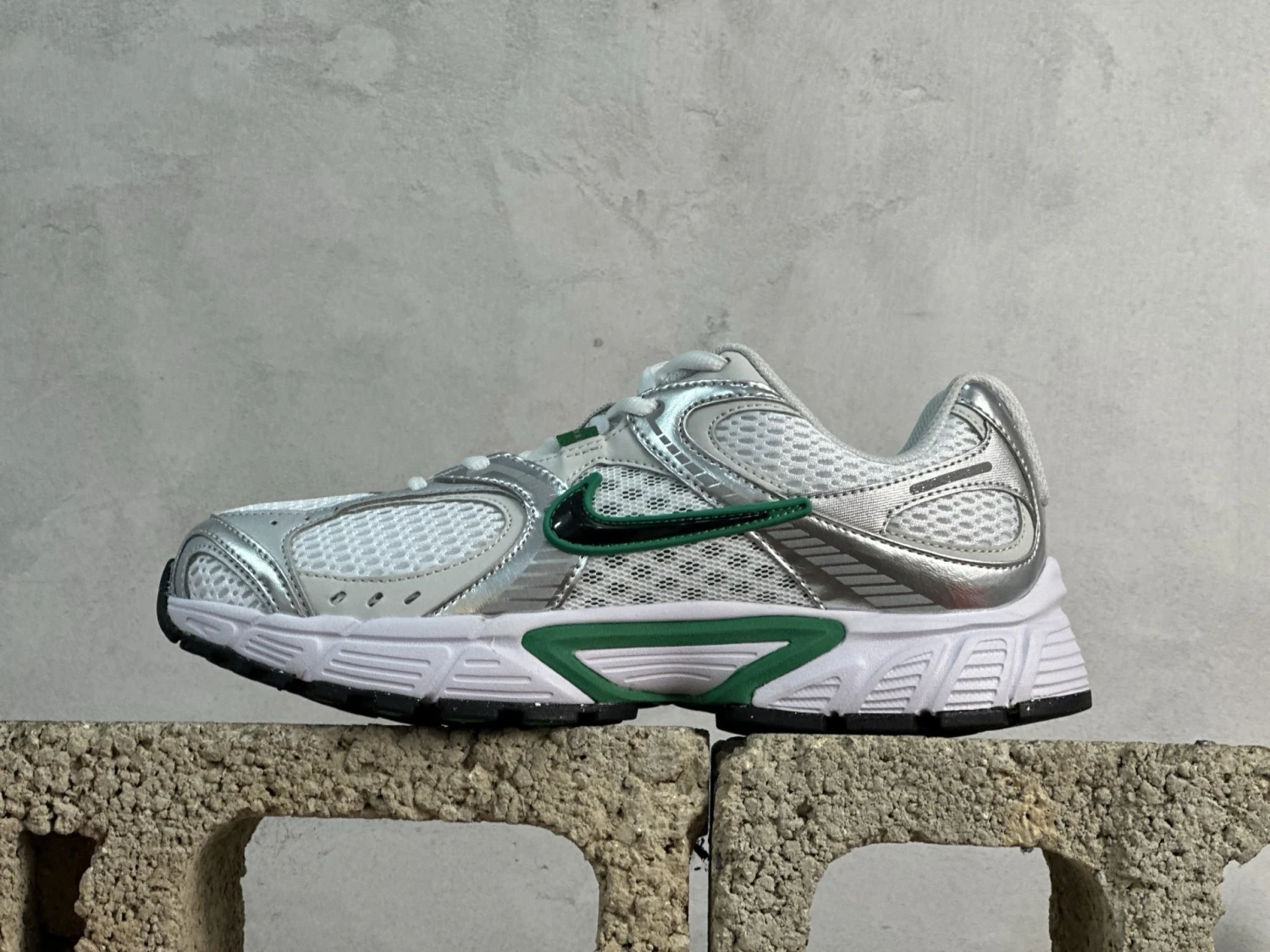 Nike Air Max Moto 2K – White, Silver & Emerald Green