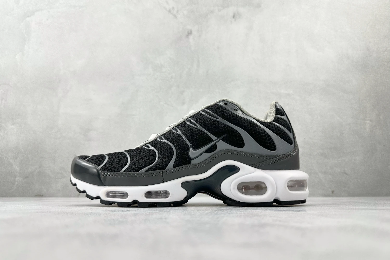 Nike Air Max Plus TN – Black / Grey