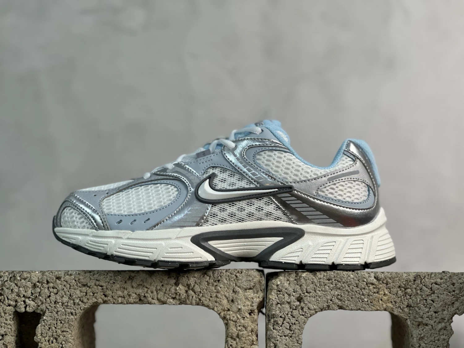 Nike Air Max Moto 2K – White, Silver & Ice Blue
