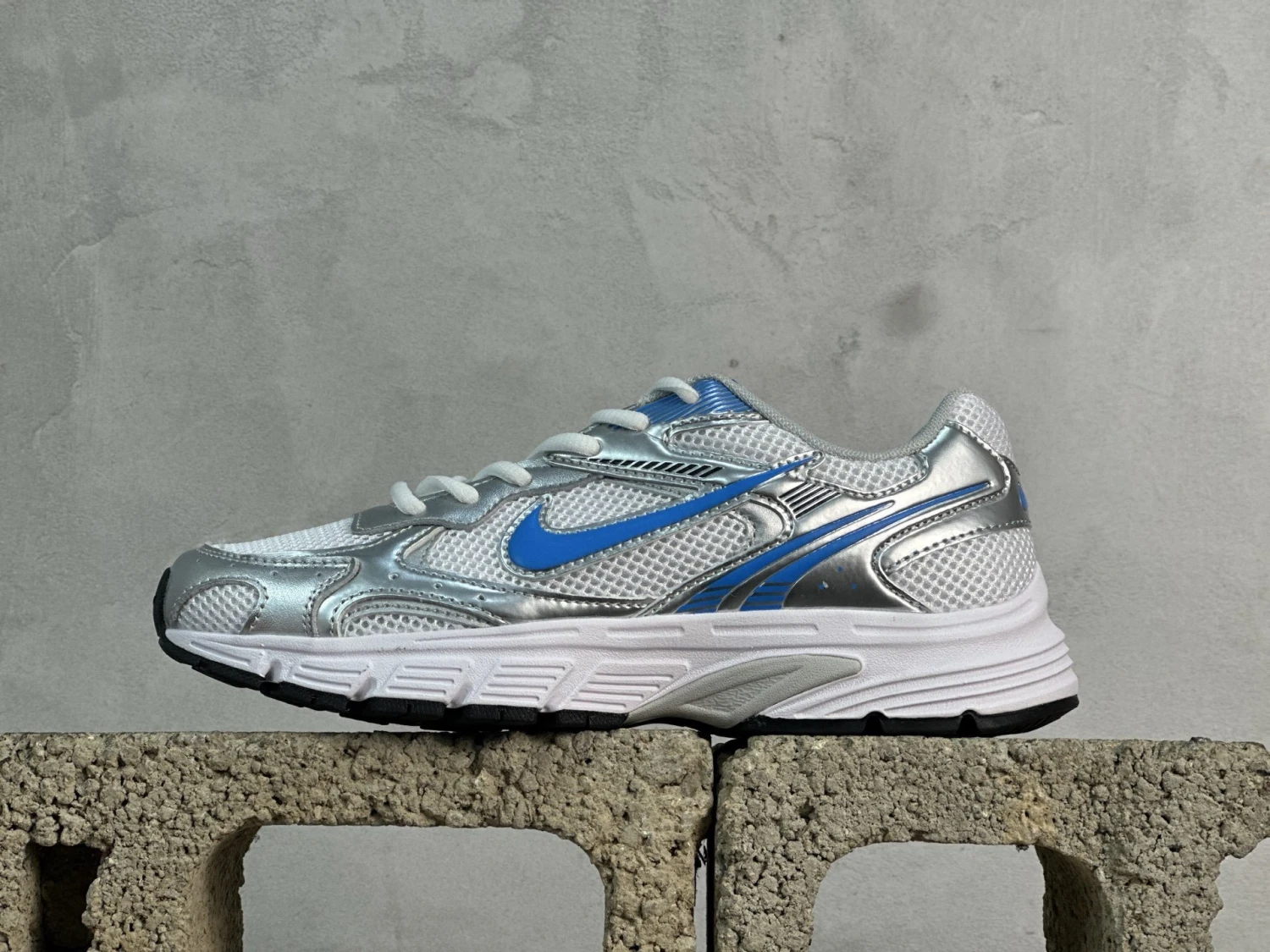 Nike Vomero 20 Sneakers – White, Silver & Royal Blue