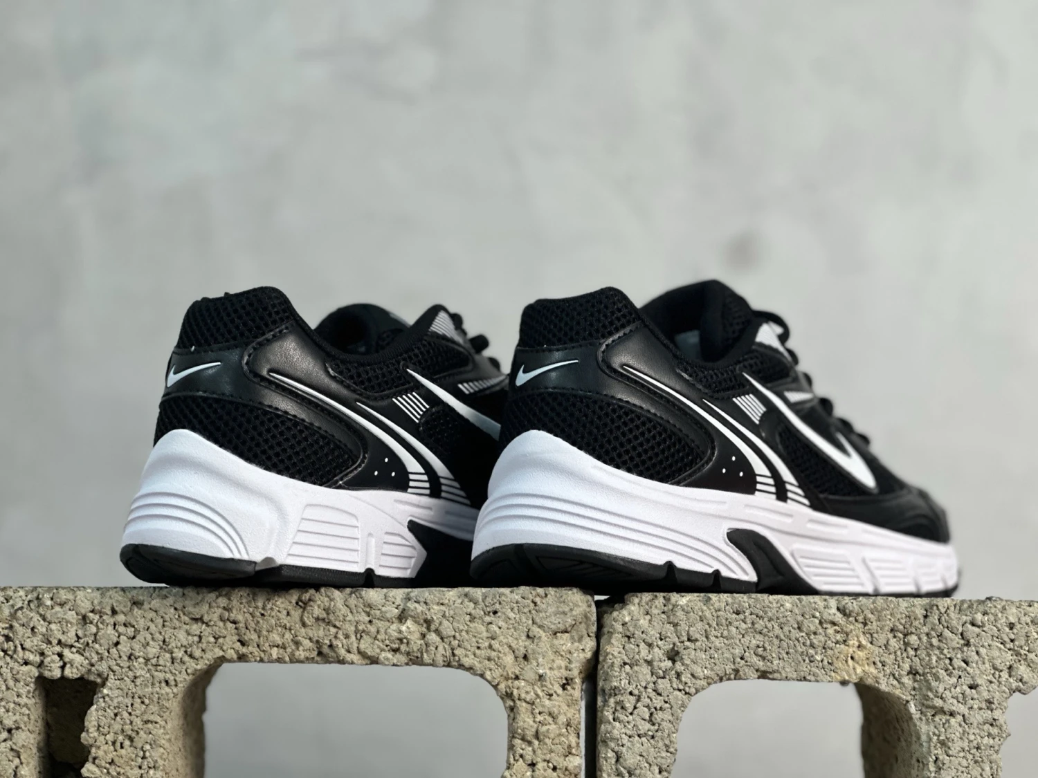 Nike Vomero 20 Sneakers – Black, White & Silver