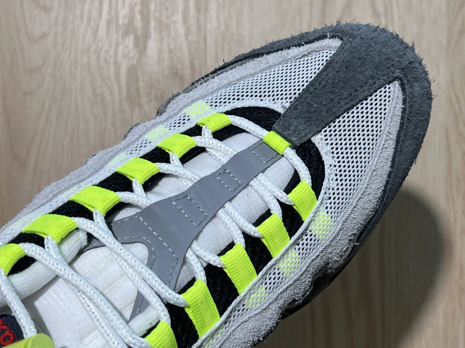Nike Air Max 95 – White / Wolf Grey / Neon Volt