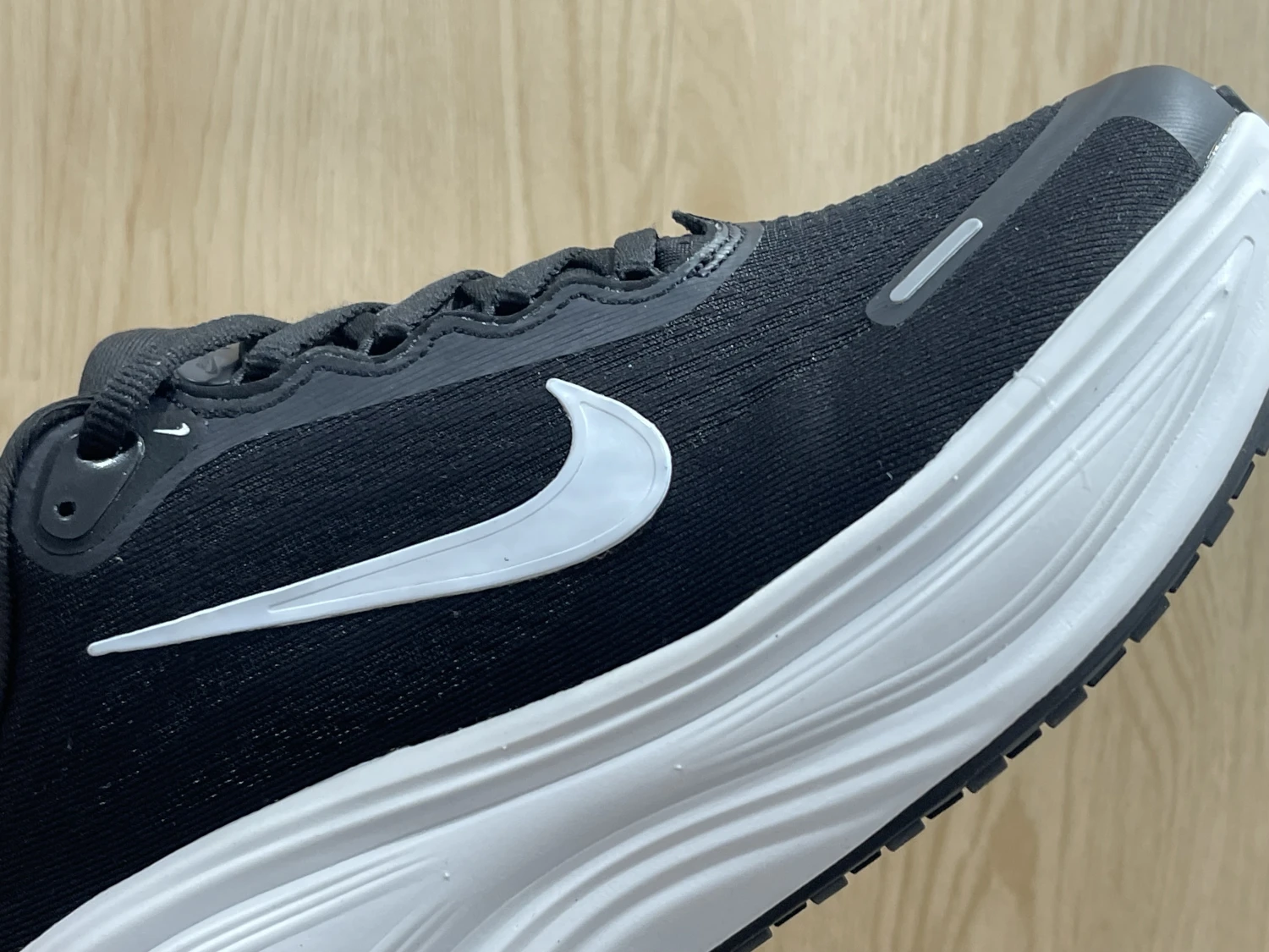 Nike Run Vomero Plus – Black / White