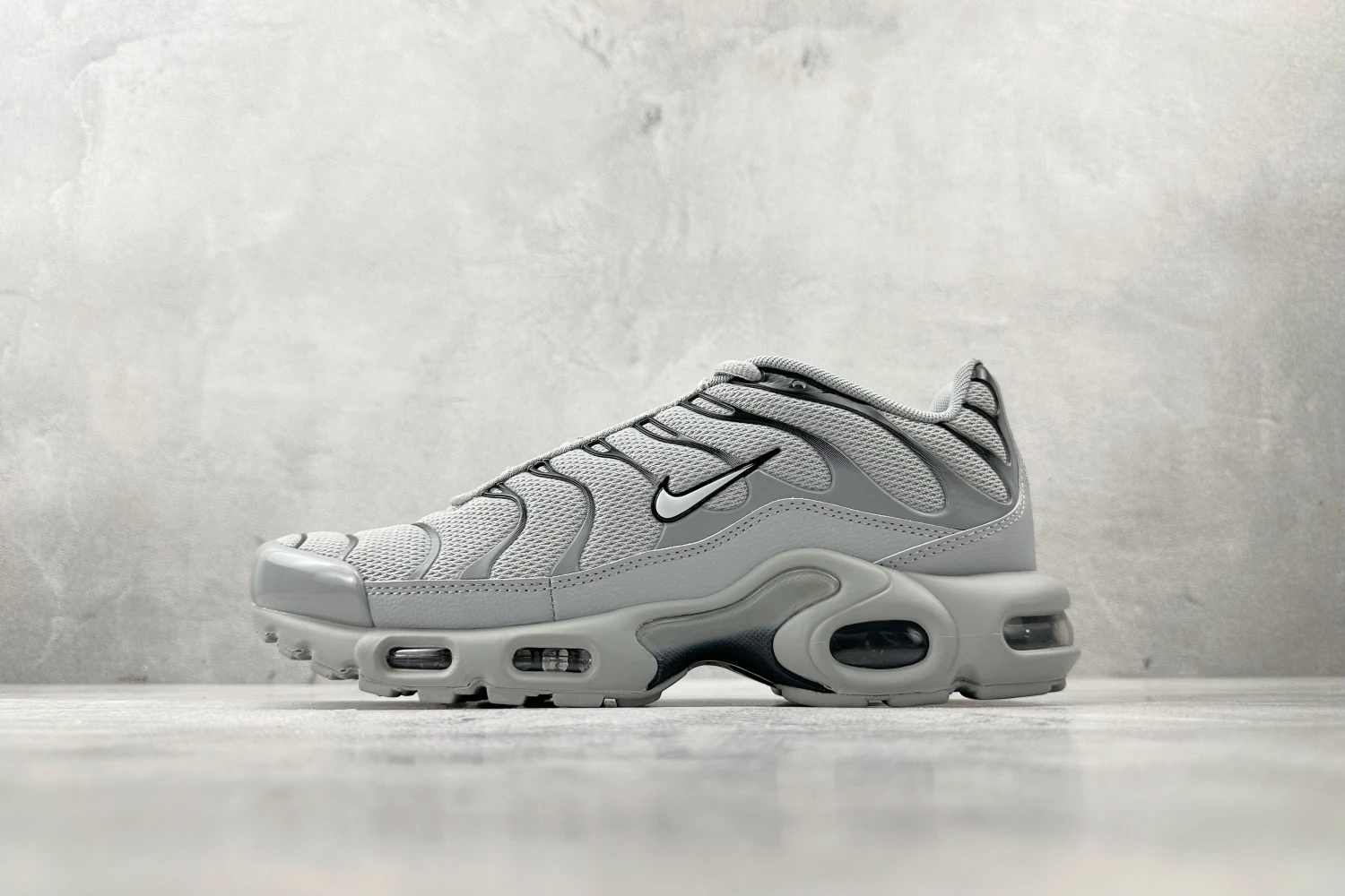 Nike Air Max Plus TN – Light Grey & Black