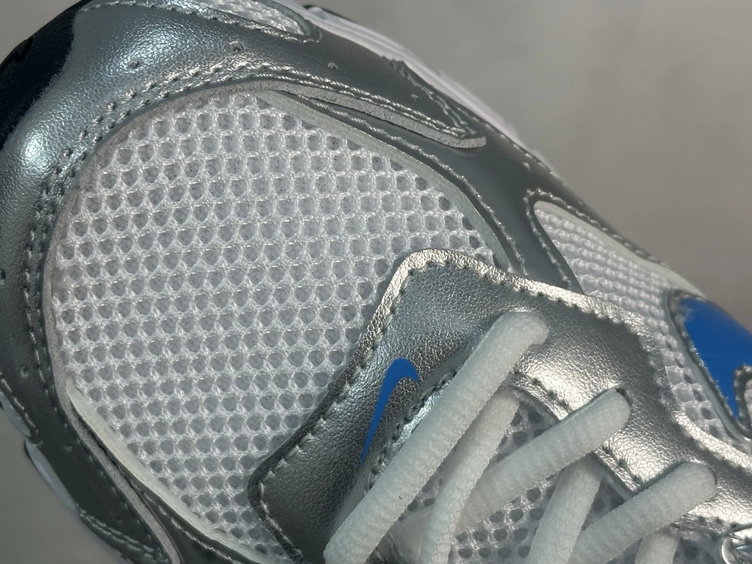 Nike Vomero 20 Sneakers – White, Silver & Royal Blue