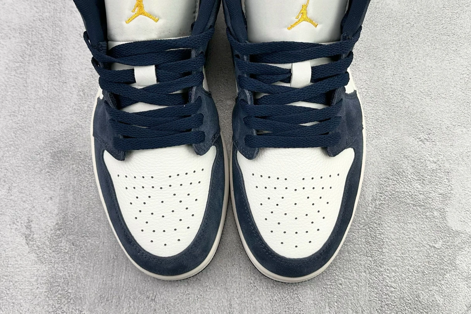 Jordan Low Sneaker – Navy Blue & White