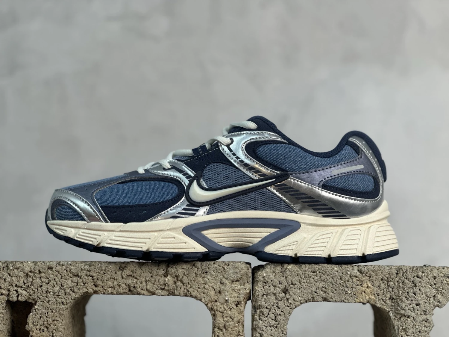 Nike Air Max Moto 2K – Navy Blue, Silver & White