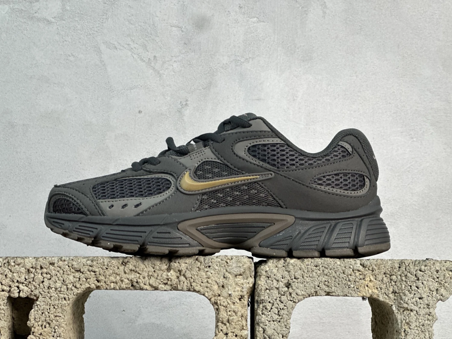 Nike Air Max Moto 2K – Triple Black & Gold