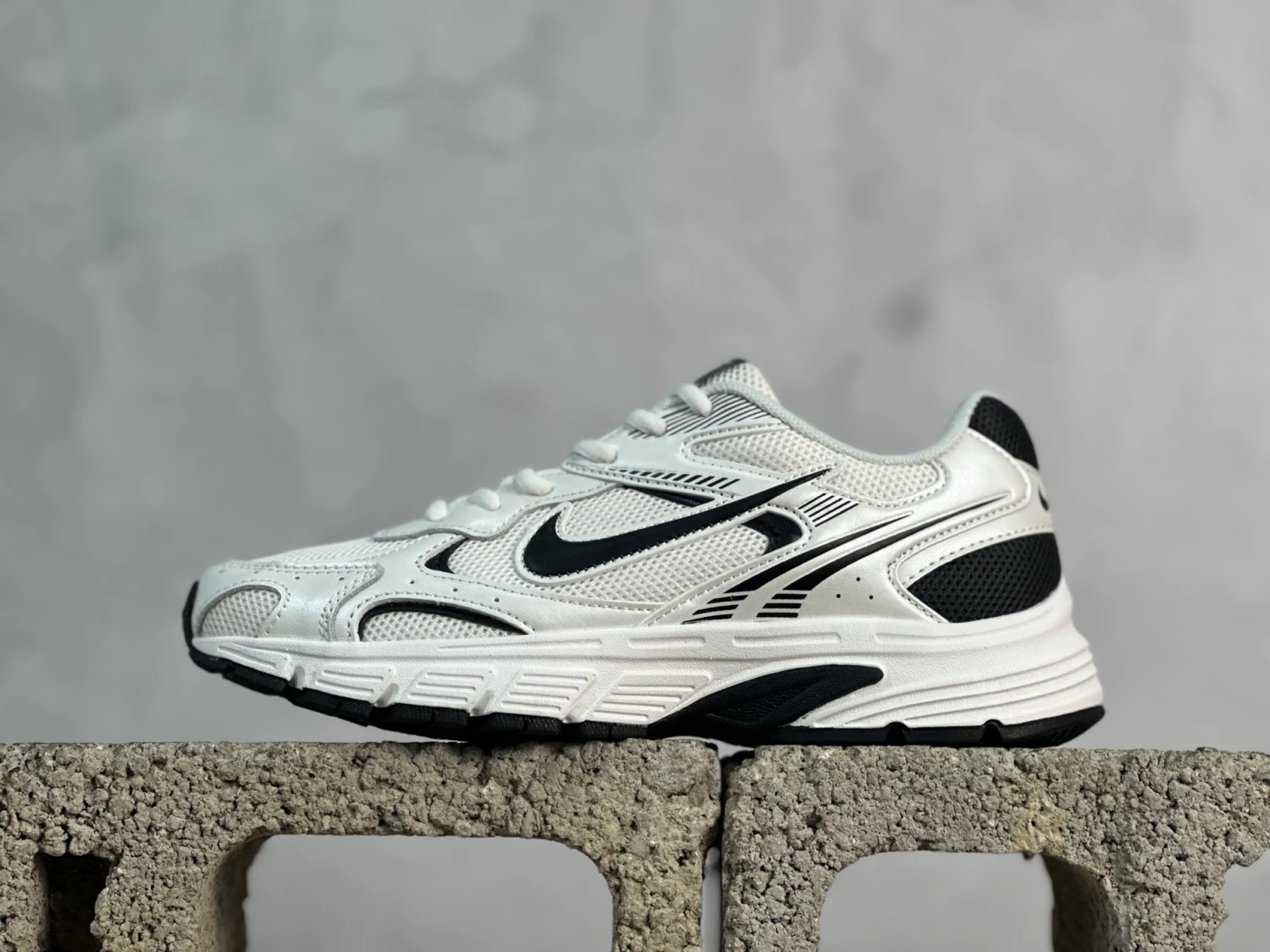 Nike Vomero Sneakers – White & Black