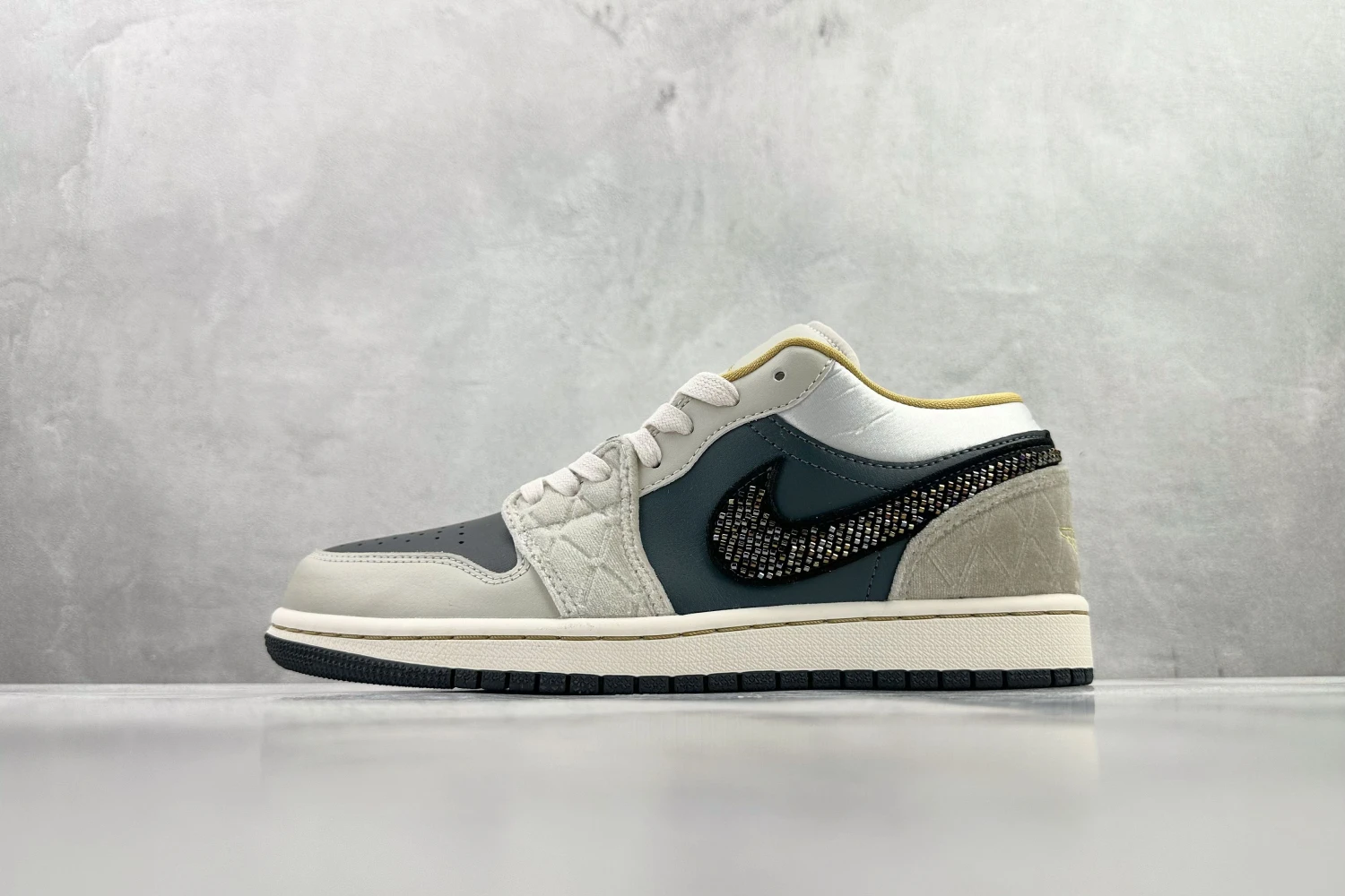 Jordan Low Sneaker – Sail, Black & Gold