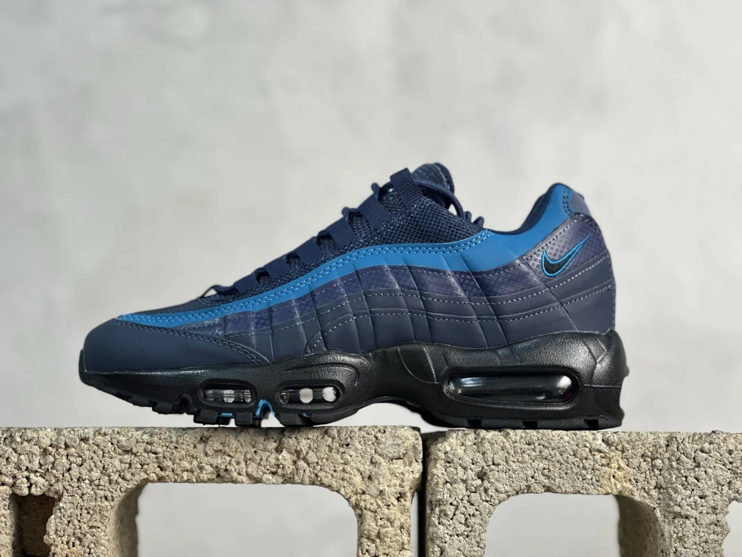 Nike Air Max 95 Sneakers – Navy Blue & Teal