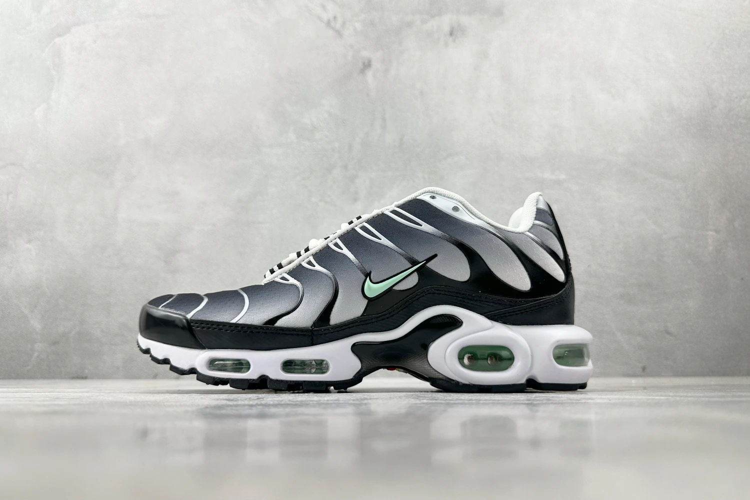 Nike Air Max Plus TN – Black / White