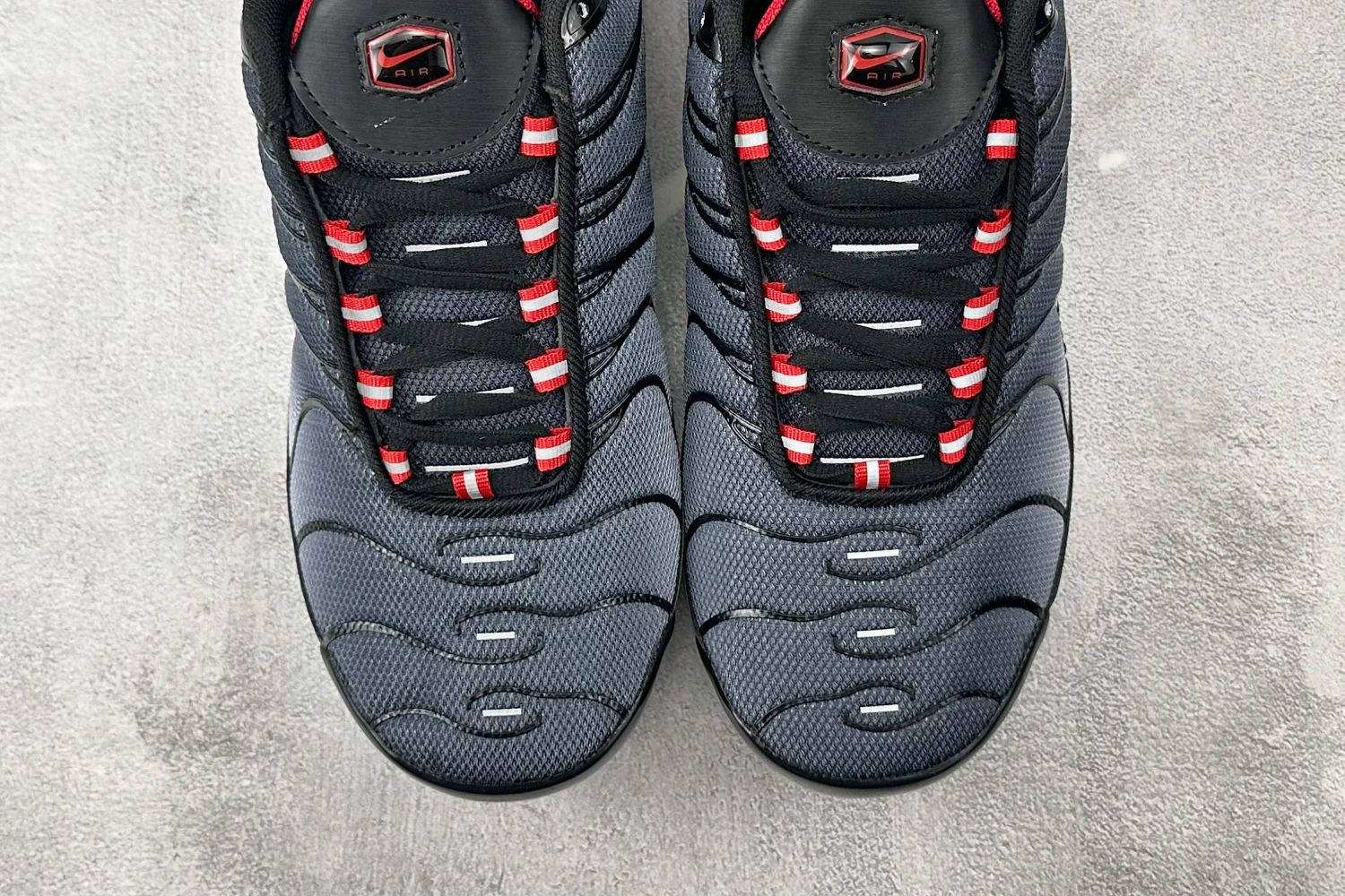 Nike Air Max Plus TN – Black / Dark Grey / Red
