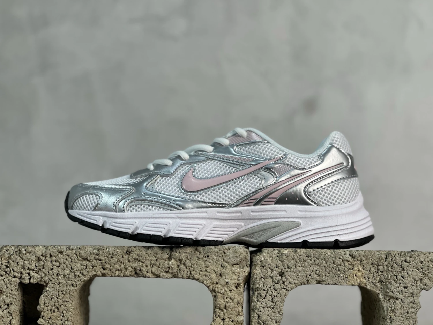 Nike Vomero 20 Sneakers – White, Silver & Soft Pink