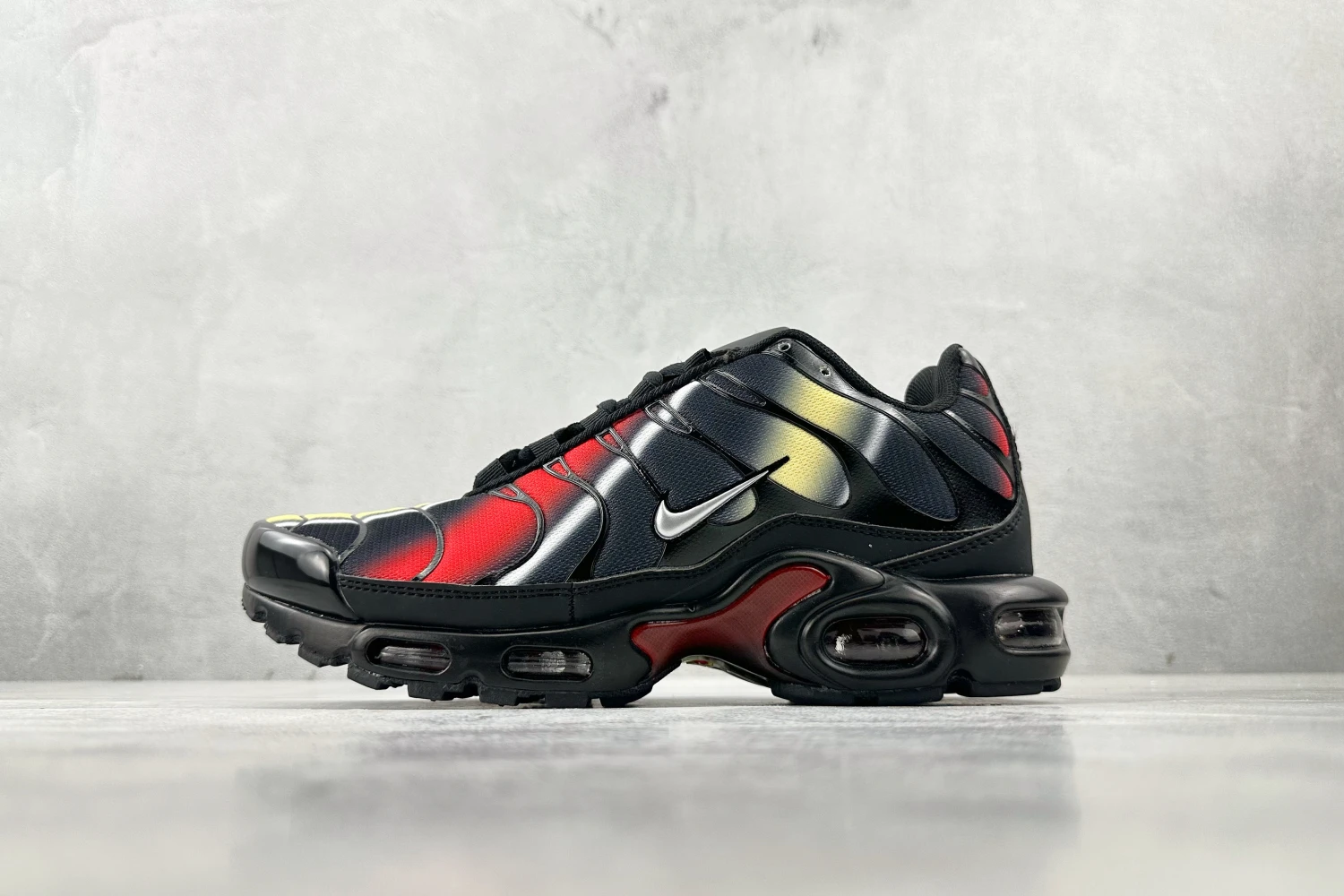 Nike Air Max Plus TN – Black / Red / Gold Gradient