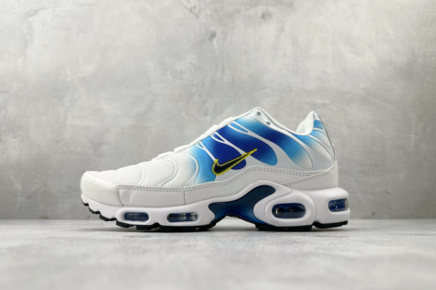 Nike Air Max Plus TN – White / Sky Blue Gradient