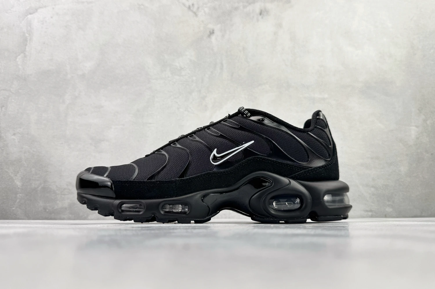 Nike Air Max Plus TN – Black, Royal Blue & Crimson Red Gradient