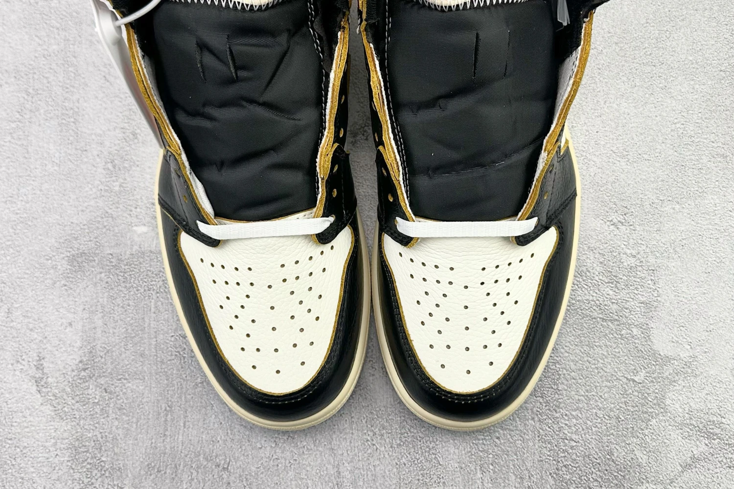 Nike Air Jordan 1 High Black Gold Sneaker