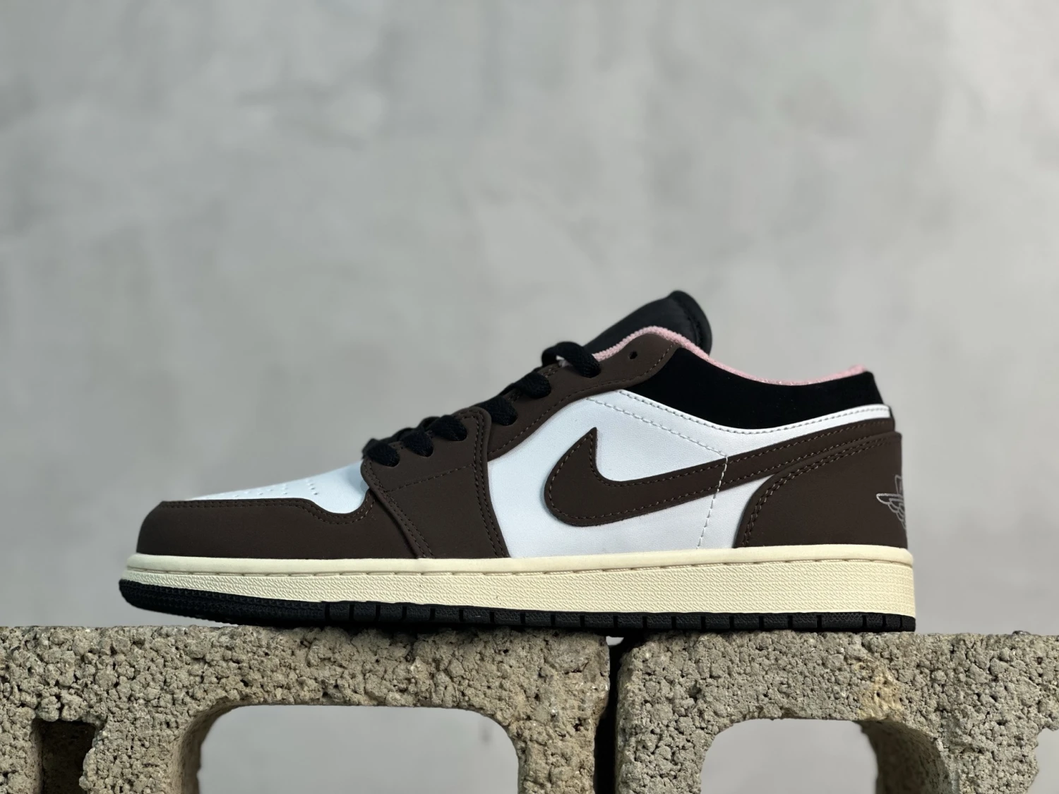 Air Jordan Low – Mocha Pink Edition