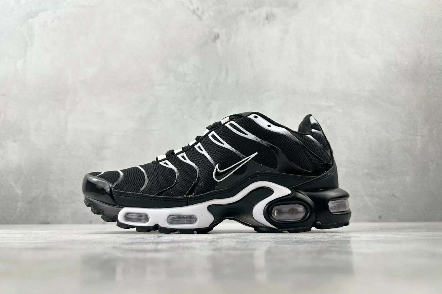 Nike Air Max Plus TN – Triple Black / White