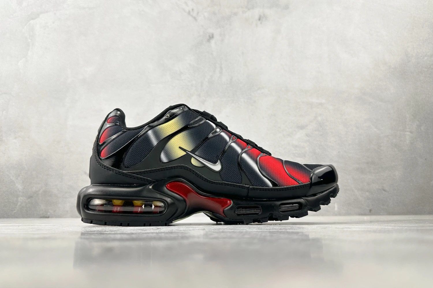Nike Air Max Plus TN Black Red Gradient Sneakers