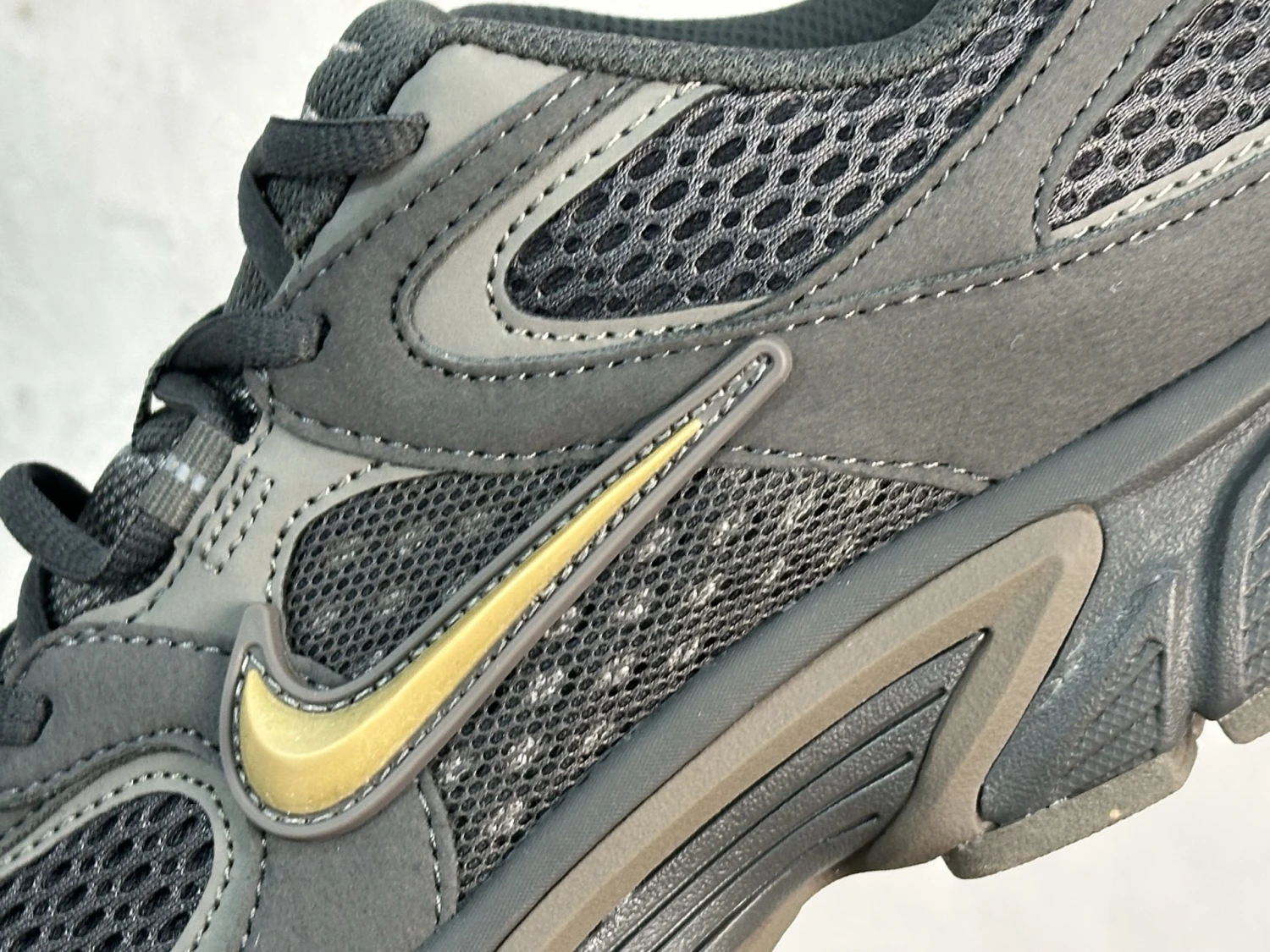 Nike Air Max Moto 2K – Triple Black & Gold