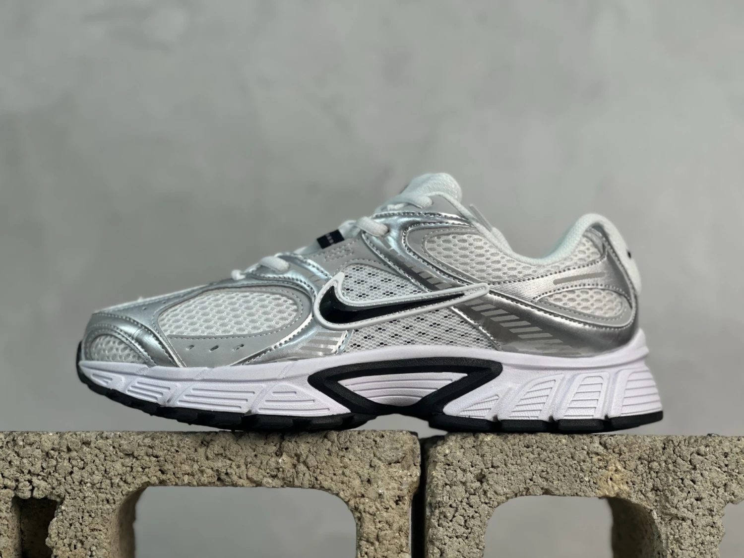 Nike Air Max Moto 2K – White, Metallic Silver & Black