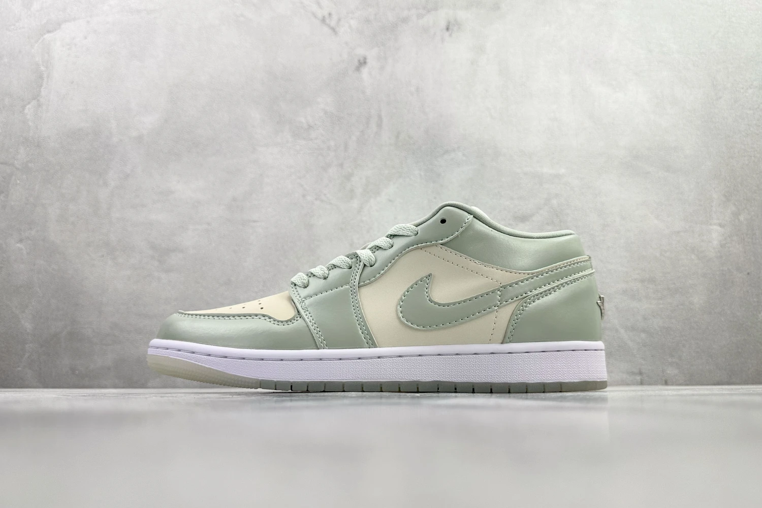 Air Jordan Low Mint Frost