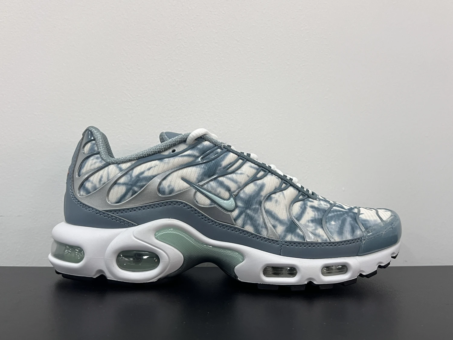 Nike Air Max Plus TN – Glacier White & Steel Grey