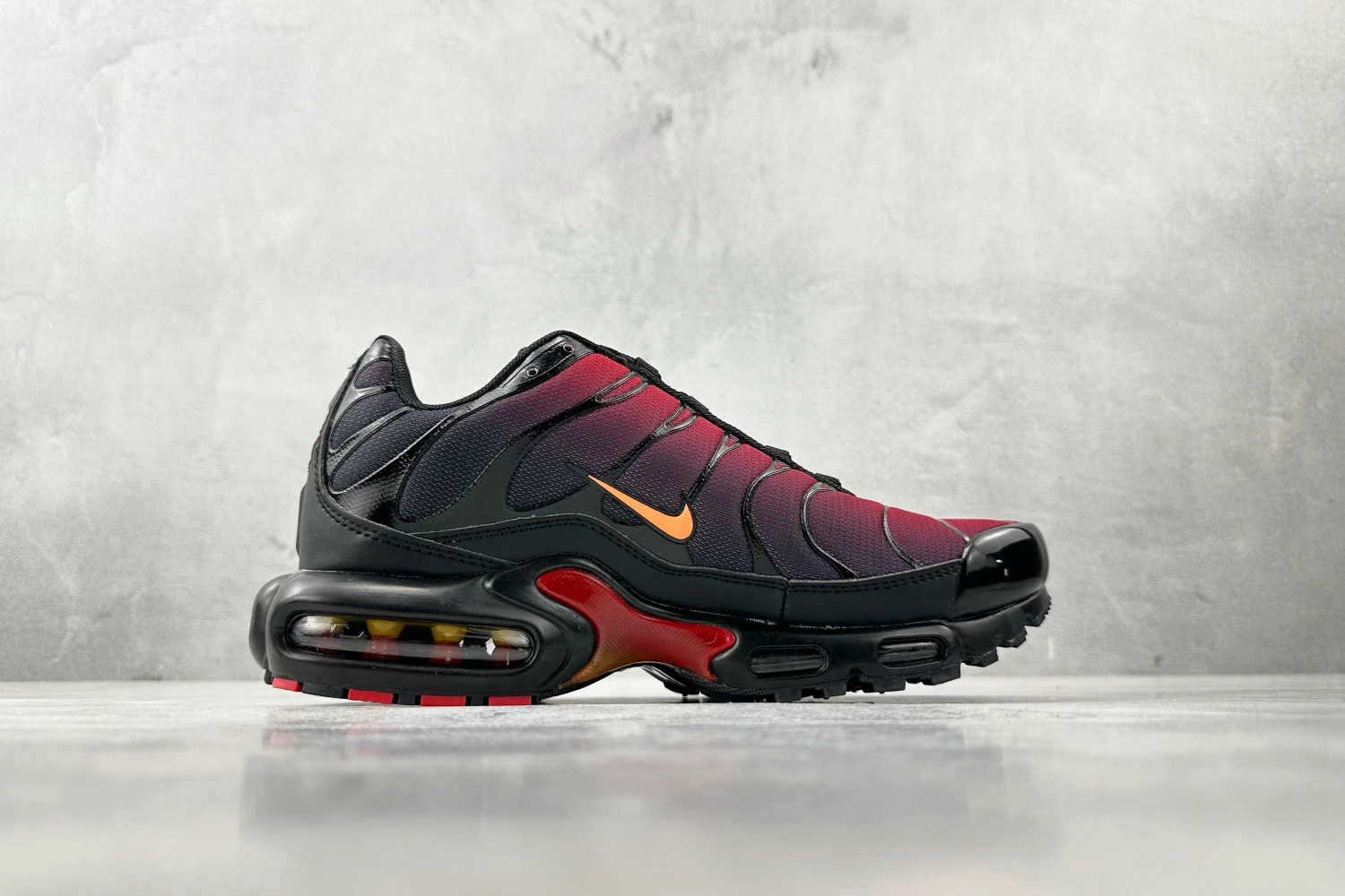 Nike Air Max Plus TN Sunset Fade Black Red Orange Sneakers