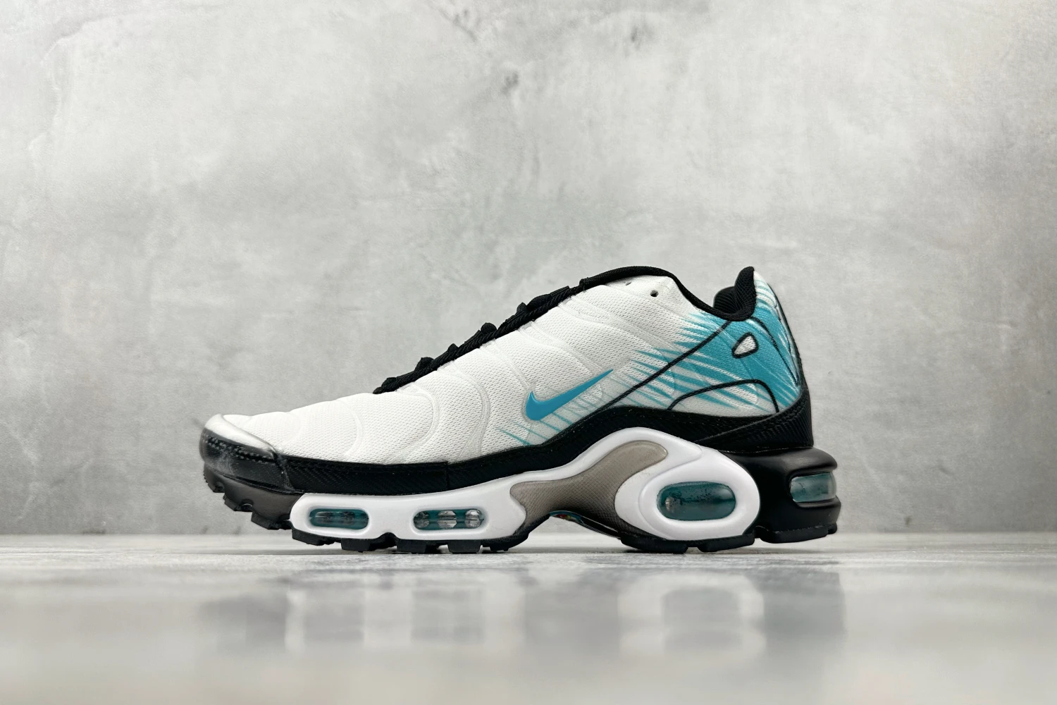 Nike Air Max Plus TN – White / Black / Aqua Blue