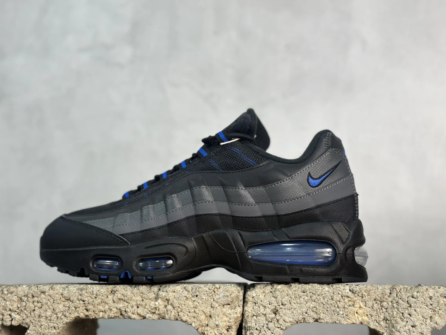 Nike Air Max 95 Sneakers – Triple Black & Royal Blue